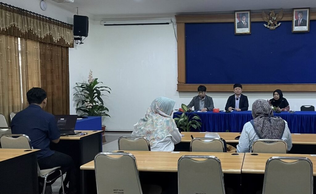 Presentasi riset pada Kolaborasi FST UNAIR PKNU di FST Universitas Airlangga