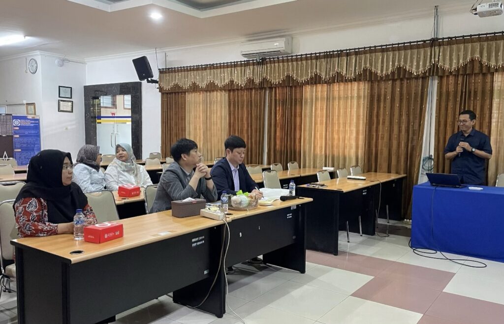 Presentasi riset pada Kolaborasi FST UNAIR PKNU di FST Universitas Airlangga