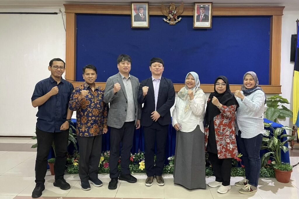 Foto bersama peserta Kolaborasi FST UNAIR PKNU setelah strategic meeting.